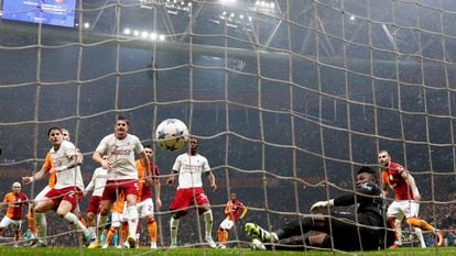 Ziyech mete su segundo gol al United ante la mirada de Onana, este miércoles en Estambul.