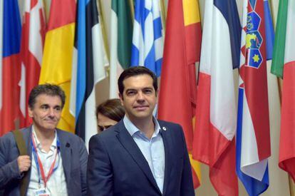 Alexis Tsipras i el ministre de Finances, Euclides Tsakalotos, surten de la reunió a Brussel·les.