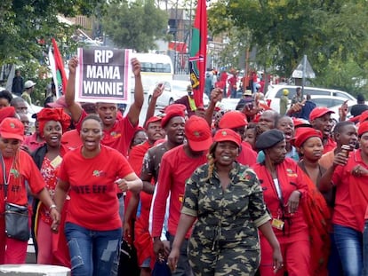 Miembros del partido de la oposición Luchadores por la Libertad Económica (EFF) en su marcha hacia la casa de Winnie Mandela, en Soweto (Johannesburgo). 