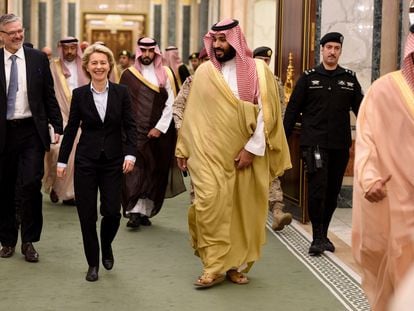 La presidenta de la CE, Ursula von der Leyen, junto a Mohammad bin Salman.