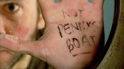 Charlie (Dominic Monaghan) muestra el mensaje “no es el barco de Penny” en una escena del final de la tercera temporada de 'Perdidos'.