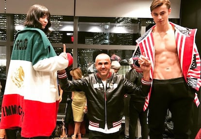 El diseñador Ricardo Seco, con dos de sus prendas, en una foto publicada en su Instagram.