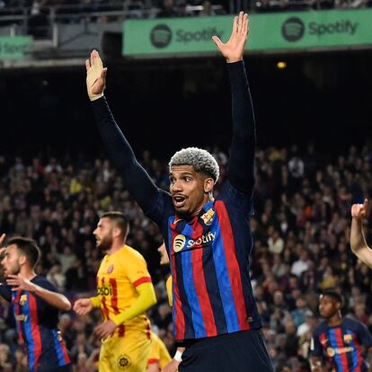 Barcelona's Uruguayan defender Ronald Araujo and teammates react gesturing to the referee during the Spanish league football match between FC Barcelona and Girona FC at the Camp Nou stadium in Barcelona on April 10, 2023. (Photo by Pau BARRENA / AFP)