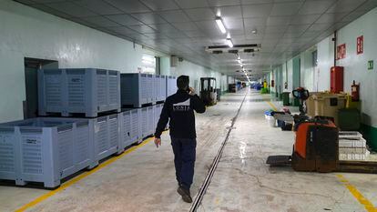Un trabajador, por un pasillo casi vacío, en la lonja de A Coruña el pasado 18 de marzo.
