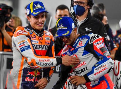 Marc Márquez felicita a Jorge Martín por la 'pole position' conseguida en el GP de Qatar.