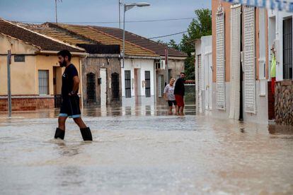 Vecinos del barrio de la Huerta de Abajo, de Molina de Segura, afectada por el desbordamiento del río Segura, este sábado.