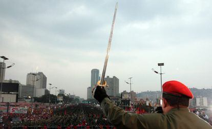 El presidente venezolano, Hugo Chávez, utilizó la espada del Libertador Simón Bolívar para el juramento.