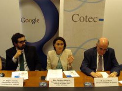 De izquierda a derecha, Miguel Castillo, coautor del libro; B&aacute;rbara Navarro, directora de pol&iacute;ticas y asuntos p&uacute;blicos de Google, y Juan Mulet, director general de Cotec.