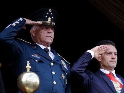 El general Salvador Cienfuegos junto al expresidente Enrique Pena Nieto, en septiembre de 2016.