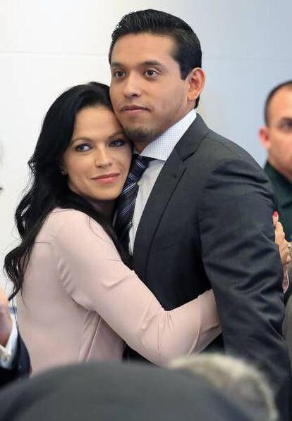 Iván, el heredero universal de Juan Gabriel, con su esposa ayer durante el juicio.