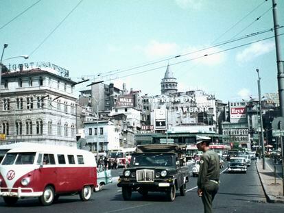 Una calle de Estambul, con la torre de Gálata al fondo, en 1970.