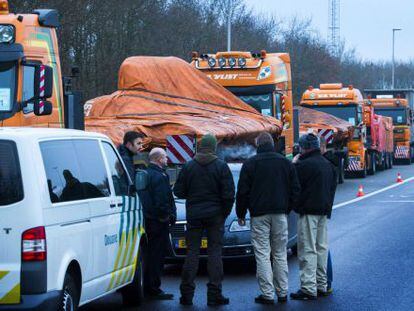 Convoy de camiones que traslada los restos del avión MH17.