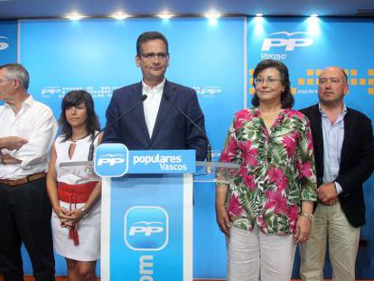 Basagoiti (en el centro), durante su comparecencia en la sede del PP en Bilbao. Con él, desde la izquierda, los dirigentes populares Leopoldo Barreda, Antón Damborena, Nerea Llanos, Juana Bengoechea, Carmelo Barrio y María del Carmen López de Ocariz.