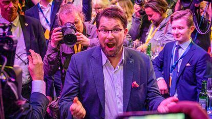 Jimmie Akesson, líder de los ultraderechistas Demócratas de Suecia, celebra los resultados de la formación, el domingo por la noche en Estocolmo.