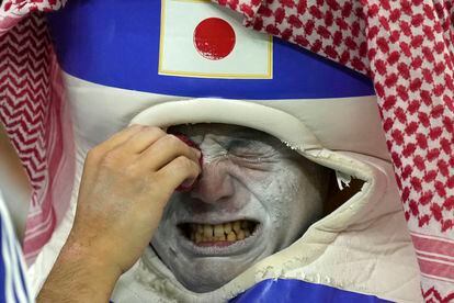 Un aficionado japonés llora en las gradas del estadio tras caer eliminada su selección.