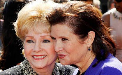 Las actrices Debbie Reynolds y, a la derecha, Carrie Fisher, en una imagen de 2011.