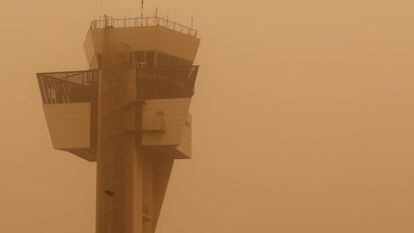 Aspecto que presentaba este sábado la torre de control del aeropuerto de Las Palmas a causa de la calima que afecta a Canarias.