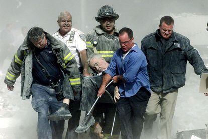 L'atac al World Trade Center de Nova York, on treballaven 40.000 persones, va causar la mort a 3.000 persones i en va ferir 6.000 més. A la imatge, personal de rescat transporta un home ferit en l'atemptat.