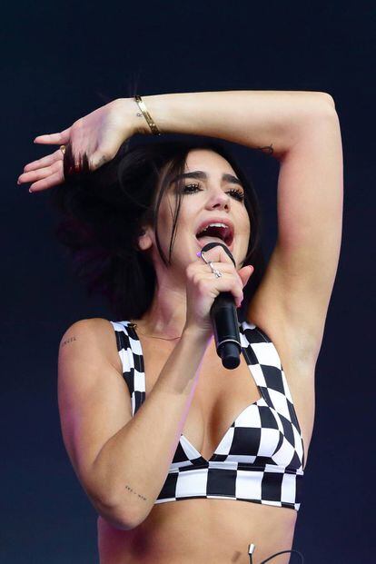 Dua Lipa canta en un concierto en Singapur el pasado septiembre.