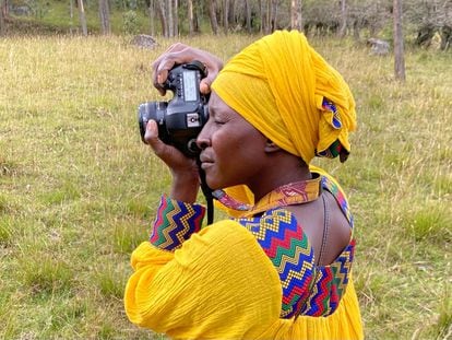 Fatoumata Diabaté durante uno de sus trabajos de estudio callejero en Colombia.