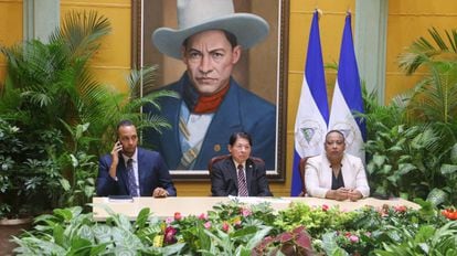 El canciller de Nicaragua, Denis Moncada (al centro), en Managua, tras anunciar este viernes la salida de Nicaragua de la OEA.