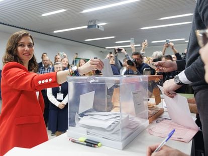 La presidenta de la Comunidad de Madrid, Isabel Díaz Ayuso, vota en el Colegio La Inmaculada-Marillac, en Madrid.