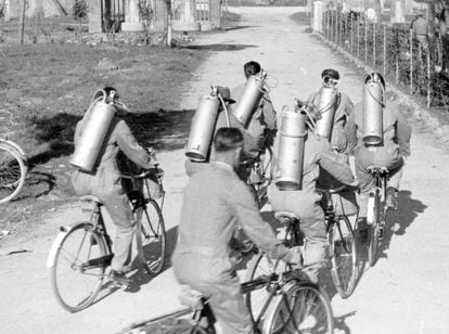 T&eacute;cnicos en bici con bombonas de insecticida DDT, en Italia, 1947.