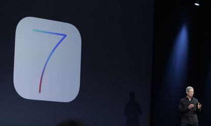 Tim Cook presenta iOS 7 para iPhone e iPad.