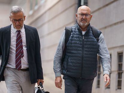 El exdiputado nacional del PSOE Juan Bernardo Fuentes (a la derecha) junto a su abogado Raúl Miranda salen el 22 de febrero de la Audiencia Provincial de Santa Cruz de Tenerife tras declarar por el 'caso Mediador'.