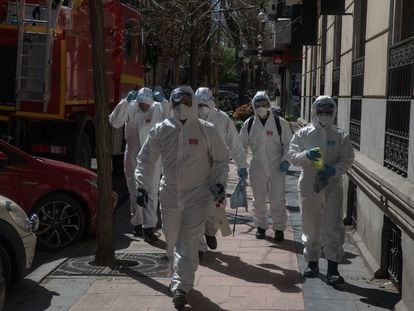 La UME se prepara para entrar a realizar labores de desinfección en el Hogar de Ancianos de las Hermanitas de los Desamparados, en Madrid