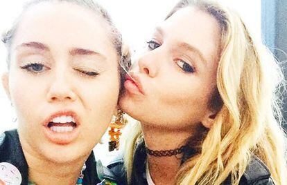 Miley Cyrus y Stella Maxwell, en un 'selfie' publicado en el perfil de Instagram de la cantante.