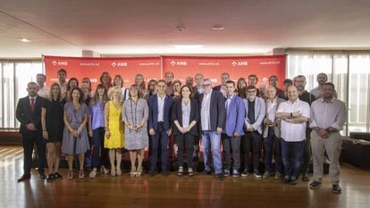 Foto de familia de los 36 alcaldes del Área Metropolitana de Barcelona, con la presidenta, Ada Colau, en el centro.
