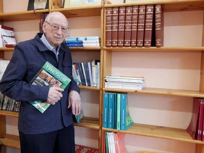 Luis Martín Montejo, este viernes en un aula del Instituto Vasco de Educación a Distancia (IVED) de Bilbao, donde ha terminado el Bachillerato con 87 años.