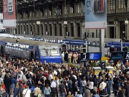 Cientos de pasajeros se concentran en la Gare de Lyon de Par&iacute;s.