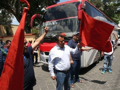 Una caravana de Maestros de Oaxaca parte hacia la Ciudad de México.