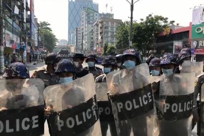 Policía en uniforme antidisturbios durante una manifestación en Yangón contra la junta militar, en una captura de pantalla.