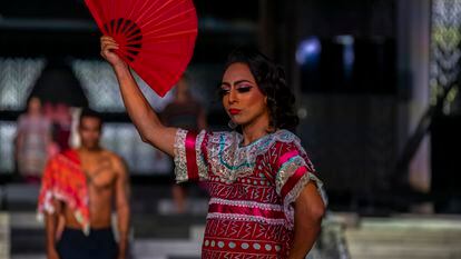 Una mujer desfila en la pasarela de moda artesanal mexicana este jueves, en el primer día del festival.