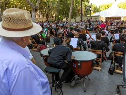 Los músicos de la Real Orquesta Sinfónica de Sevilla durante su concierto protesta en la Plaza Nueva de la capital andaluza.