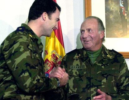 30 de enero de 2003. El rey Juan Carlos felicita al príncipe de Asturias Felipe de Borbón, que cumple 35 años, durante su visita al cuartel general de Alta Disponibilidad de la OTAN en Bétera (Valencia).