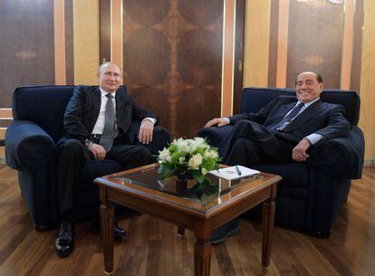 El presidente ruso, Vladímir Putin, se reunía con Silvio Berlusconi, candidato a las elecciones generales de Italia, el 4 de julio de 2019.