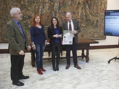 El Ararteko, primero a la derecha, junto a la presidenta del Parlamento vasco.