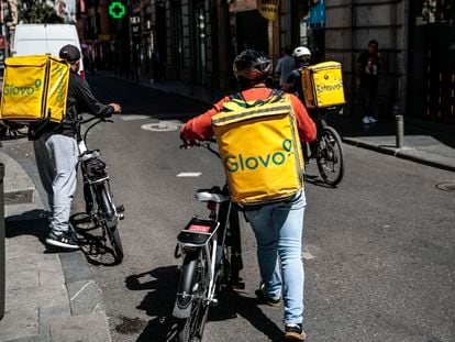 Repartidores de Glovo en Madrid, en abril.