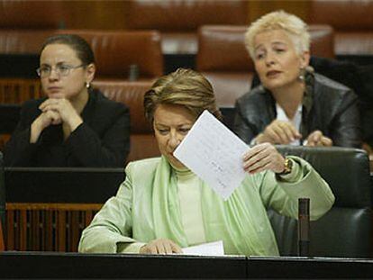 Magdalena Álvarez revisaba ayer papeles en el Parlamento andaluz.