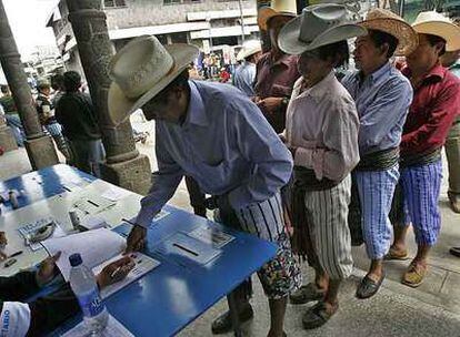 Un grupo de guatemaltecos acude a votar en las elecciones presidenciales del pasado noviembre en Santiago Atitlán, al oeste del país.