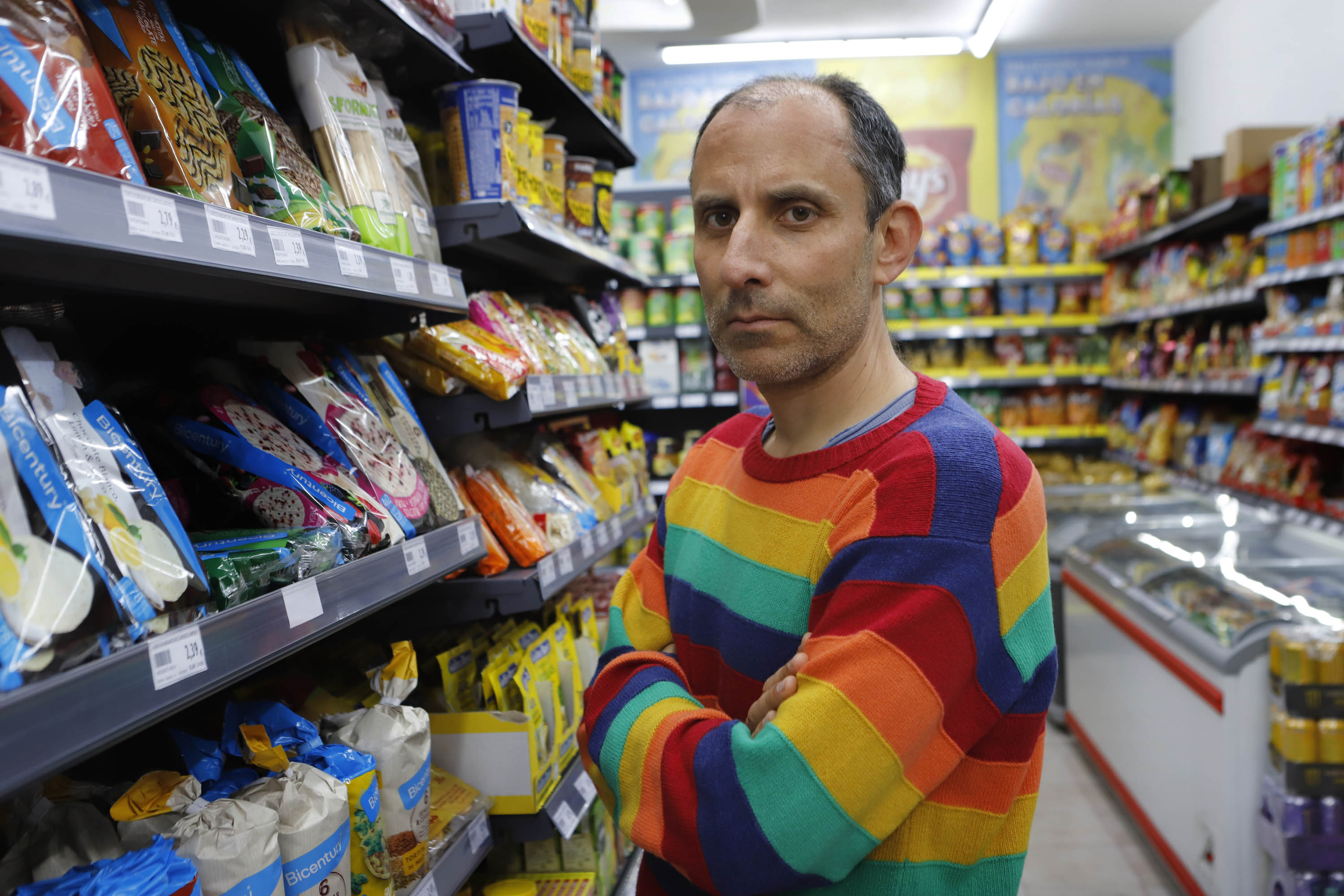 Julio Basulto, autor del libro 'Come mierda', en un supermercado de Barcelona ante varios productos insanos.