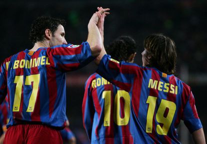 Messi es felicitado por su compañero de equipo Mark Van Bommel después de un gol frente al Alavés durante el partido de liga entre el Barcelona y el Alavés, en 2006.