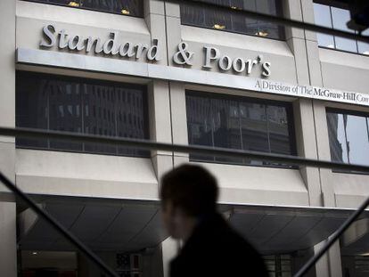 Un hombre pasa junto a la sede de S&amp;P en Nueva York.