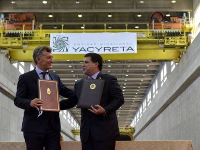 Los presidentes de Argentina, Mauricio Macri, y de Paraguay, Horacio Cartes, exhiben textos del acuerdo que acaban de firmar en Yacyret&aacute;.