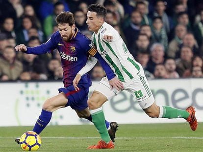 Cristian Tello pelea el balón a Messi durante el partido entre el Betis y Barcelona