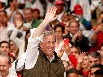 José Antonio Meade saluda a los militantes del PRI.